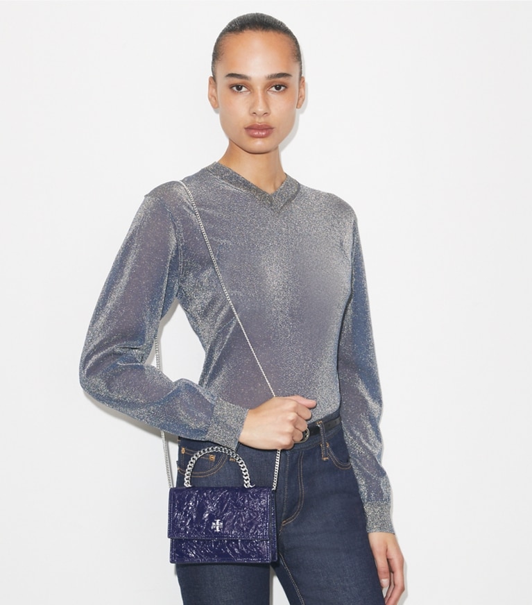 Tory Burch designer ミニバッグ キラ クリンクルレザー チェーン ミニ ウォレット in Ballpoint Blue accessory on model