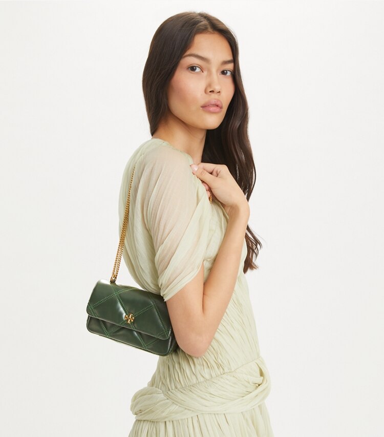 Tory Burch designer クロスボディバッグ キラ ダイヤモンドキルト ミニフラップバッグ in Basil accessory on model