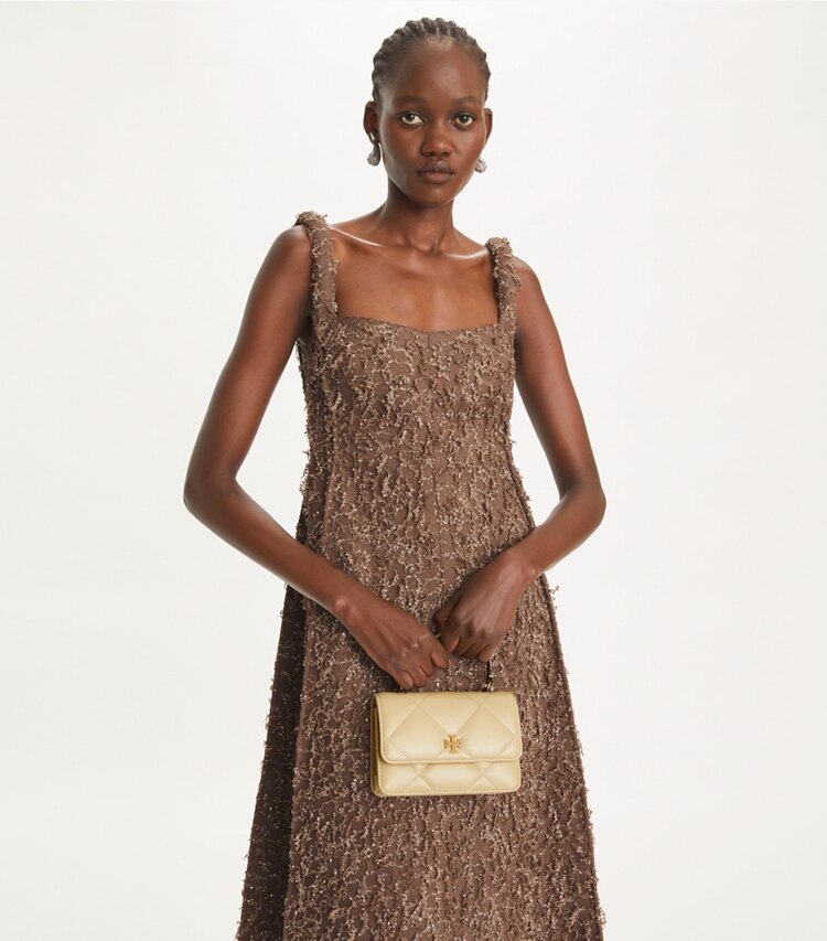 Tory Burch designer ミニバッグ キラ パヴェ ロゴ ダイヤモンドキルト トップハンドル ミニチェーンウォレット in Vanilla Soft Serve additional on model