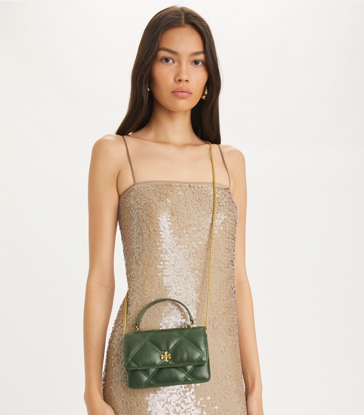 Tory Burch designer ミニバッグ キラ ダイヤモンドキルト トップハンドル ミニチェーンウォレット in Basil accessory on model
