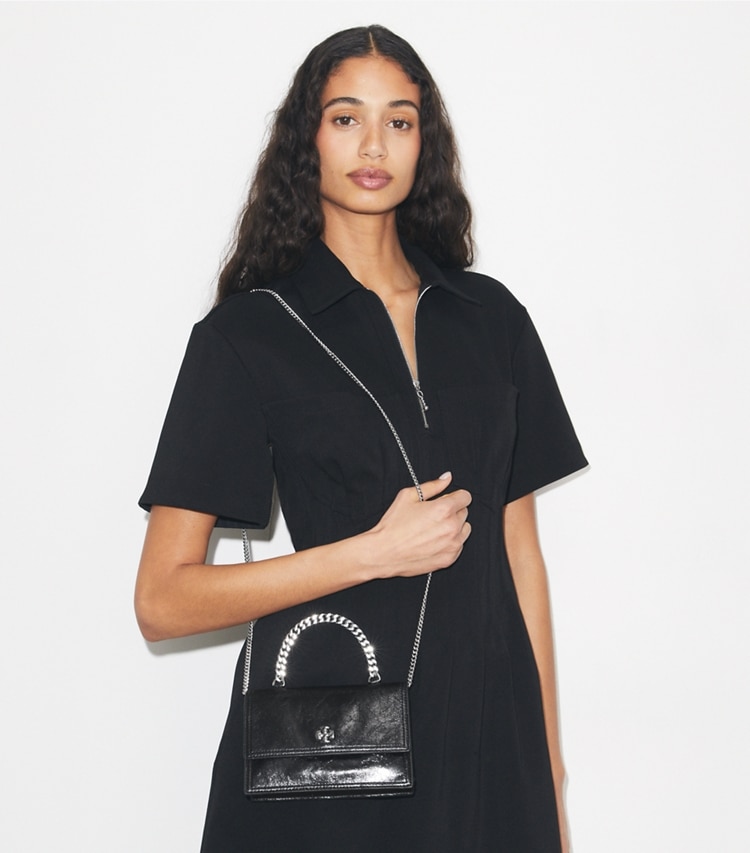 Tory Burch designer ミニバッグ キラ ディストレスト トップハンドル ミニクロスボディ in Black accessory on model
