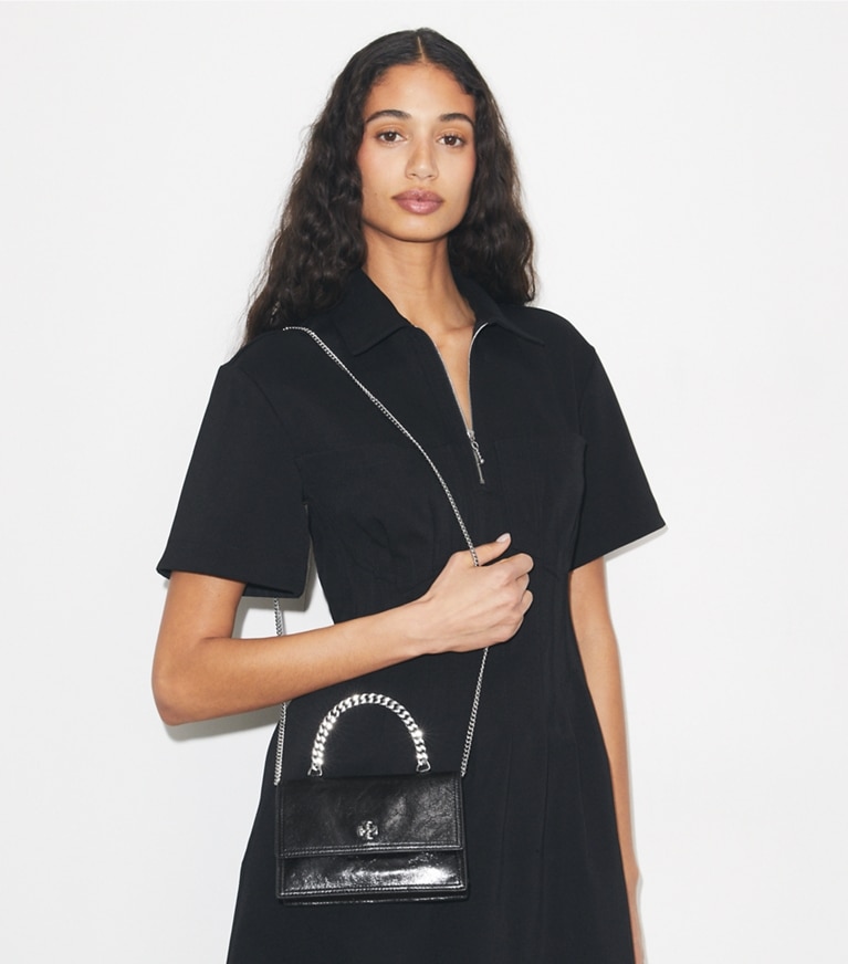 Tory Burch designer ミニバッグ キラ ディストレスト トップハンドル ミニクロスボディ in Black accessory on model