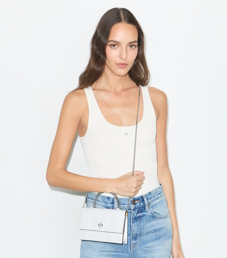 Tory Burch designer クロスボディバッグ キラ ディストレスト トップハンドル ミニクロスボディ in BIANCO accessory on model