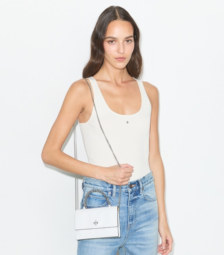 Tory Burch designer クロスボディバッグ キラ ディストレスト トップハンドル ミニクロスボディ in BIANCO additional on model