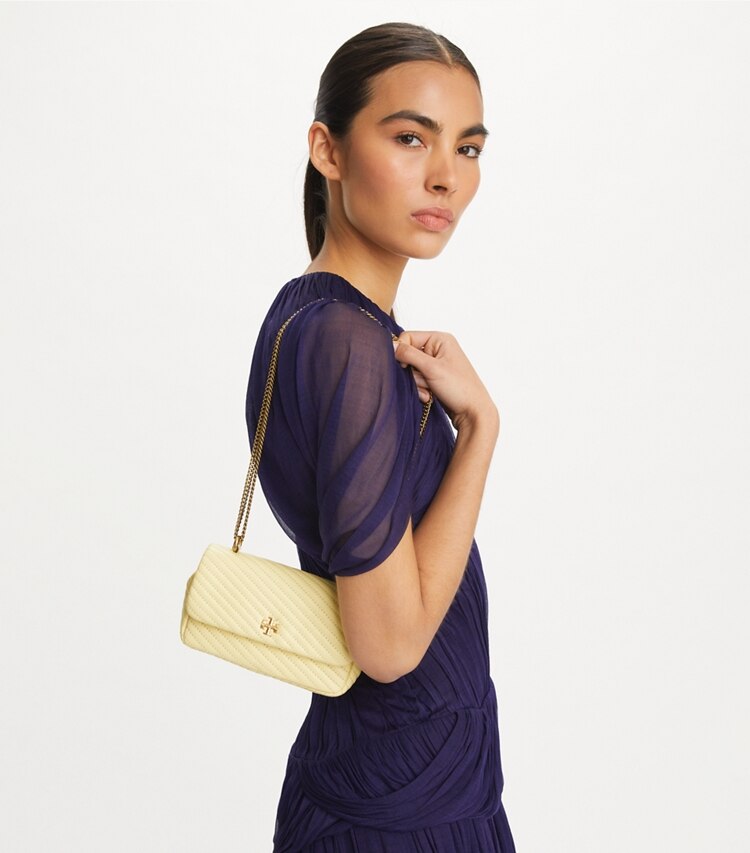 Tory Burch designer クロスボディバッグ キラ モト キルト ミニフラップバッグ in LEMON SWIRL accessory on model