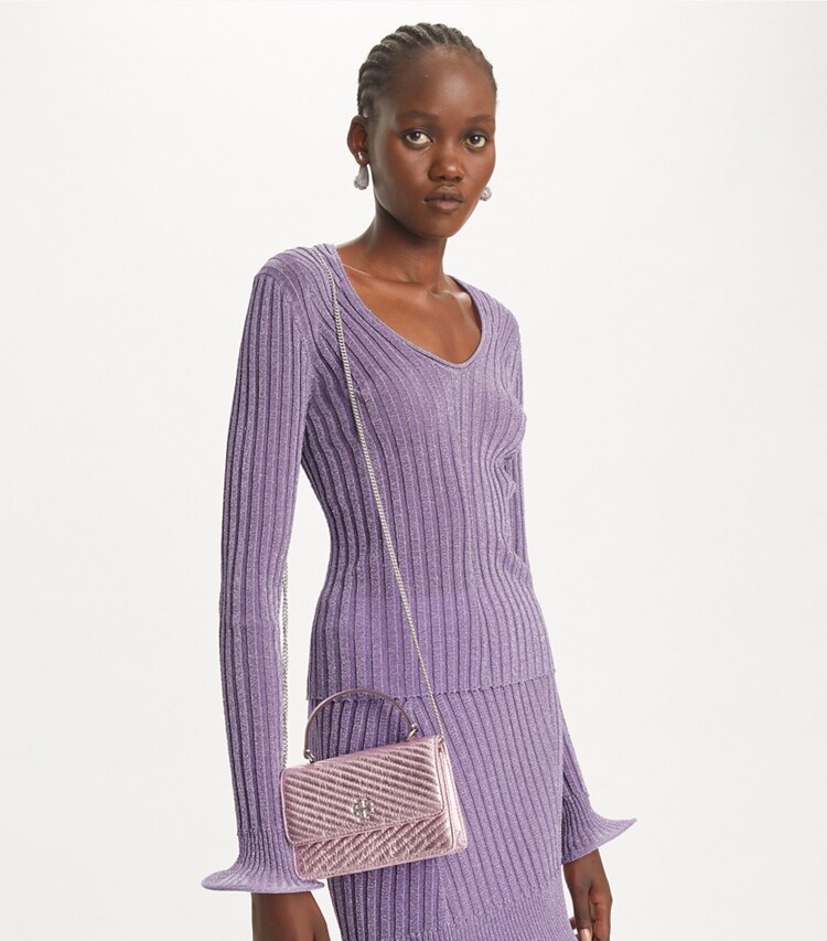 Tory Burch designer ミニバッグ キラ メタリック モトキルト トップハンドル ミニチェーンウォレット in Sparkle Pink accessory on model
