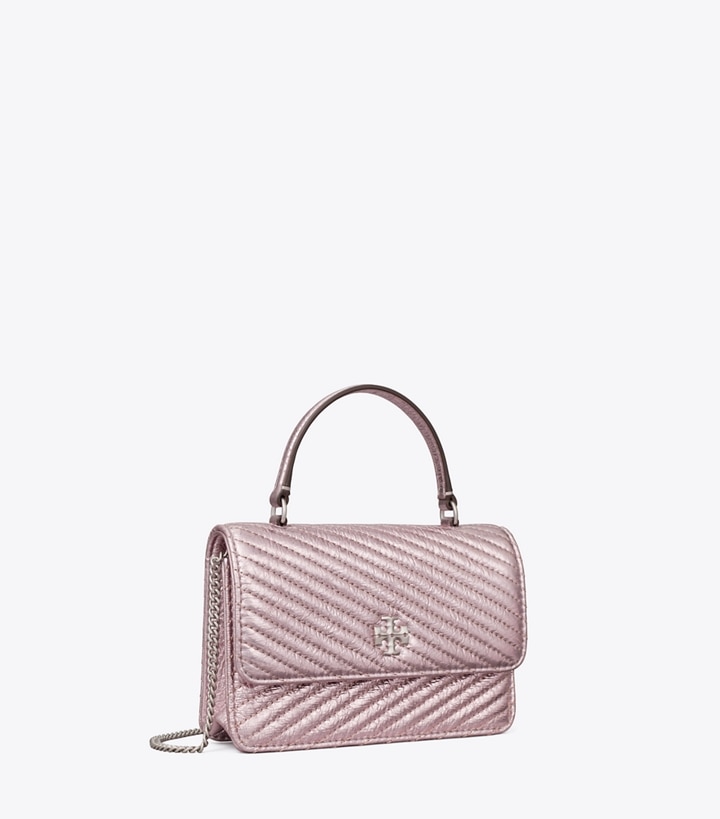 Tory Burch designer ミニバッグ キラ メタリック モトキルト トップハンドル ミニチェーンウォレット in Sparkle Pink angle