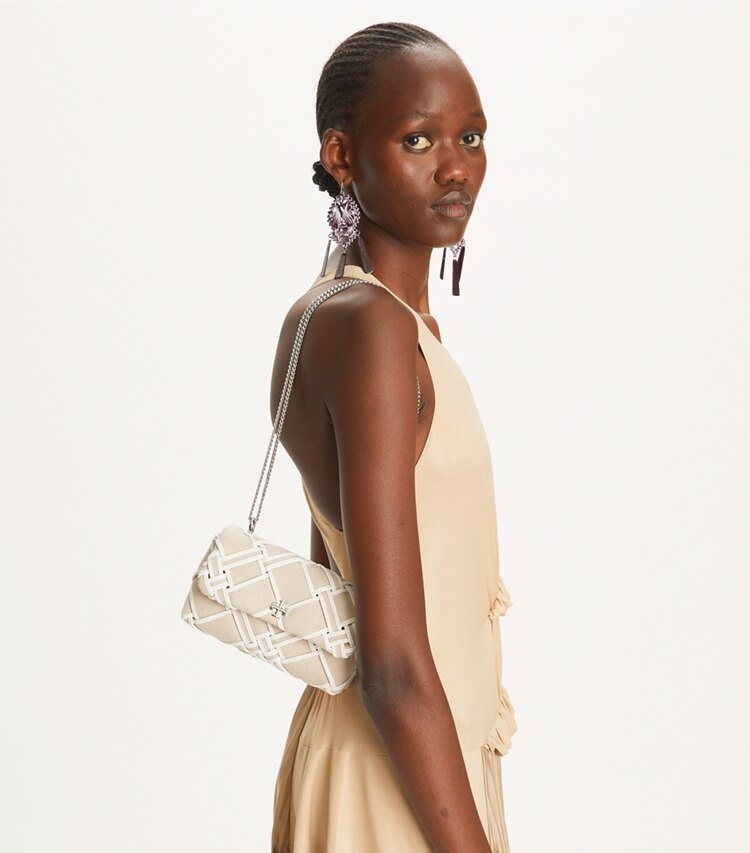Tory Burch designer crossbody bags Mini Kira Tasche aus gewebtem Canvas mit Umschlag in Natural / Blanc accessory on model