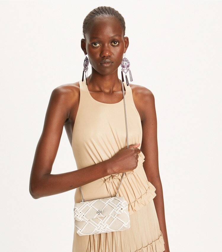 Tory Burch designer crossbody bags Mini Kira Tasche aus gewebtem Canvas mit Umschlag in Natural / Blanc additional on model