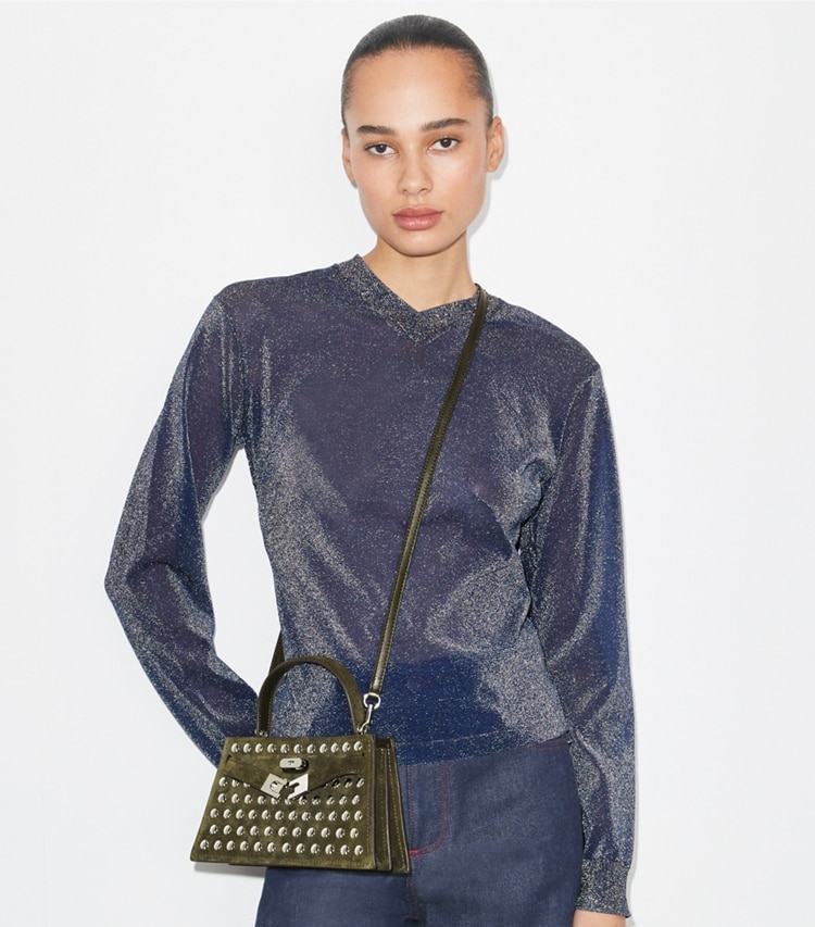 Tory Burch designer kleine taschen Mini Lee Radziwill Tasche aus Wildleder mit Nieten und Tragegriff oben in Dark Olive accessory on model