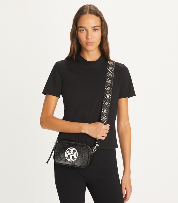 Tory Burch designer クロスボディバッグ ミラー クリンクル ミニクロスボディバッグ in Black accessory on model