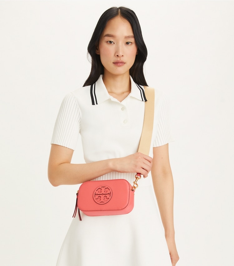 Tory Burch designer クロスボディバッグ ミラー ミニクロスボディバッグ in Coral Crush accessory on model