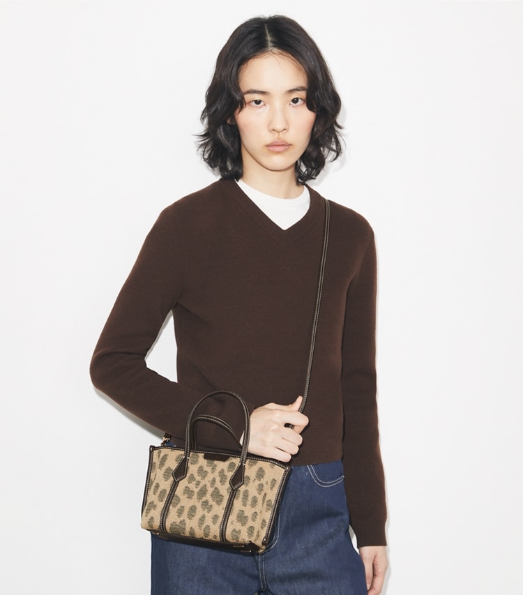 Tory Burch designer crossbody bags Mini Perry Tote Bag aus Canvas in Cheetah Spots accessory on model