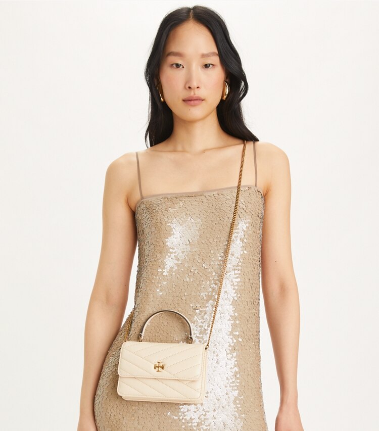 Tory Burch designer mini bags Mini portafoglio con catena e manico superiore Kira Chevron in New Cream accessory on model