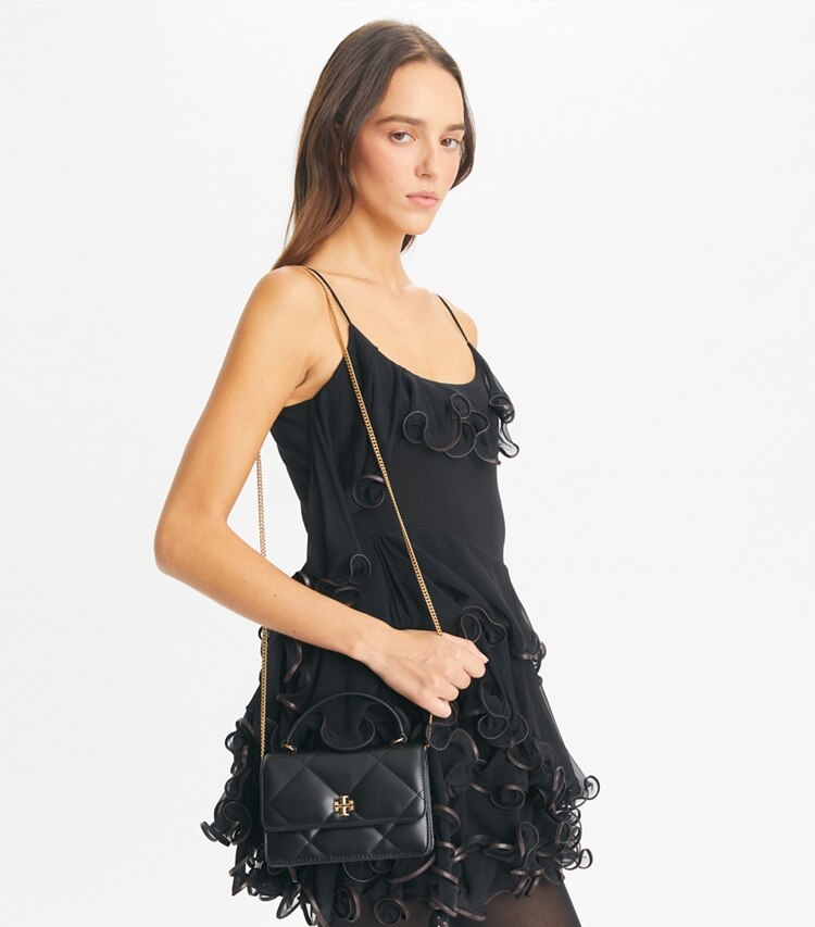 Tory Burch designer mini bags Mini portafoglio con catena e manico superiore Kira con trapuntatura a trapezio in Black accessory on model