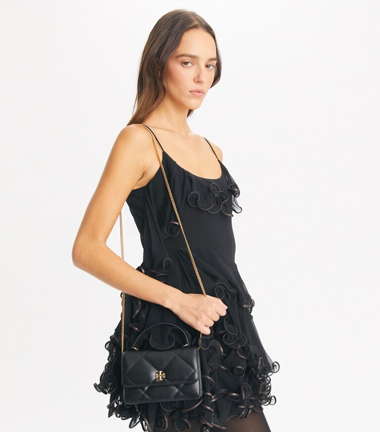 Tory Burch designer mini bags Mini portafoglio con catena e manico superiore Kira con trapuntatura a trapezio in Black angle