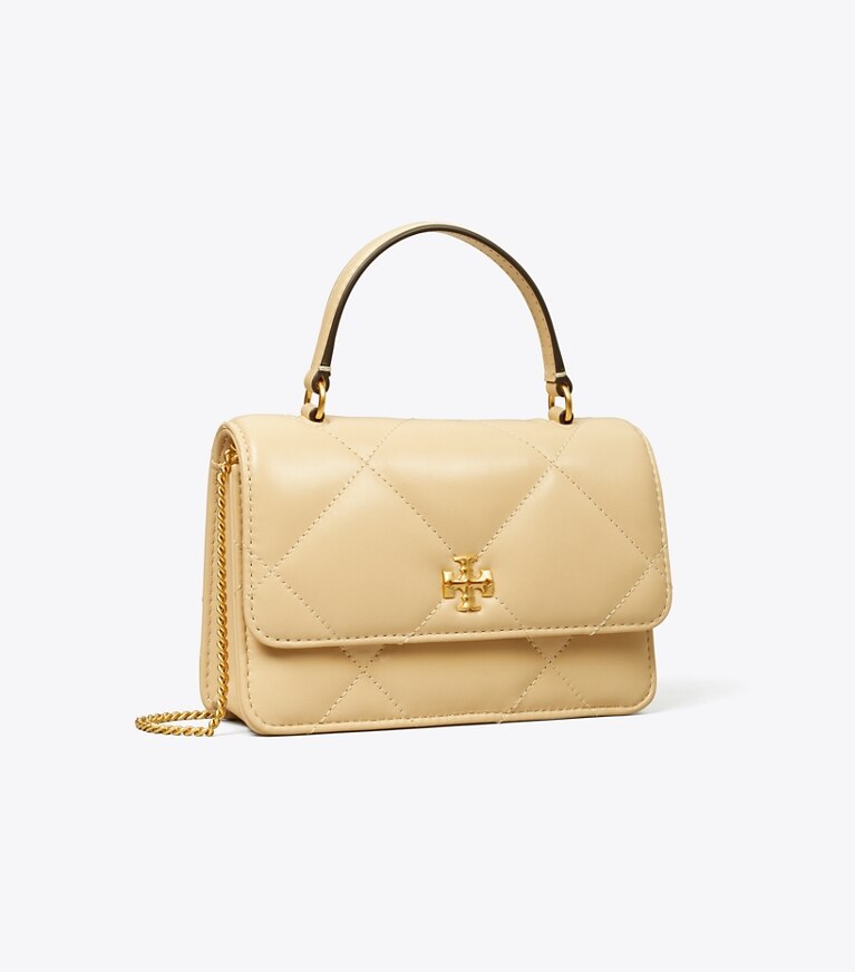 Tory Burch designer mini bags Mini portafoglio con catena e manico superiore Kira con trapuntatura a trapezio in Vanilla Soft Serve angle