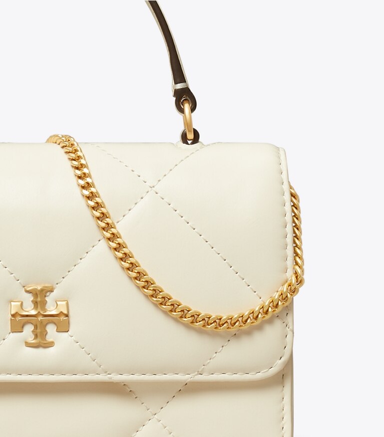 Tory Burch designer mini bags Mini portafoglio con catena e manico superiore Kira con trapuntatura a trapezio in Warm White angle