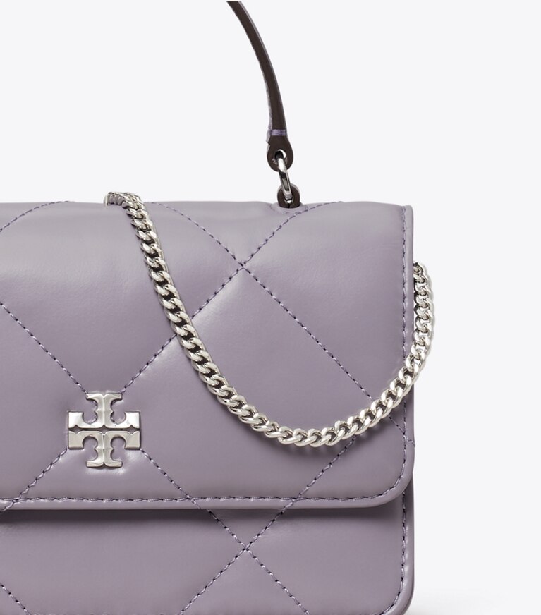 Tory Burch designer mini bags Mini portafoglio con catena e manico superiore Kira con trapuntatura a trapezio in Lavender dettaglio