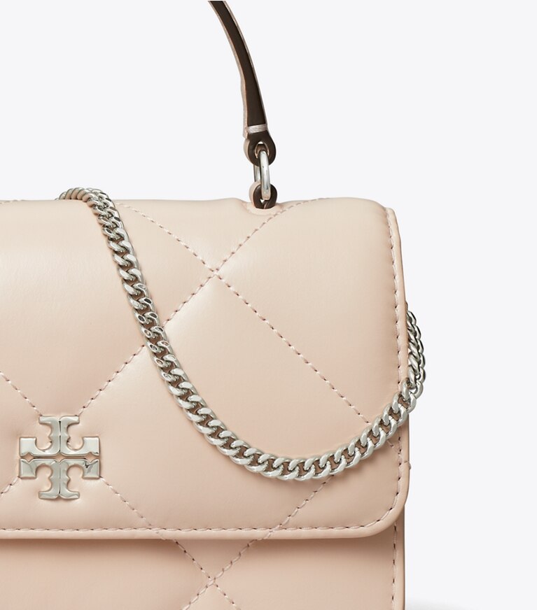 Tory Burch designer mini bags Mini portafoglio con catena e manico superiore Kira con trapuntatura a trapezio in Soft Pink angle