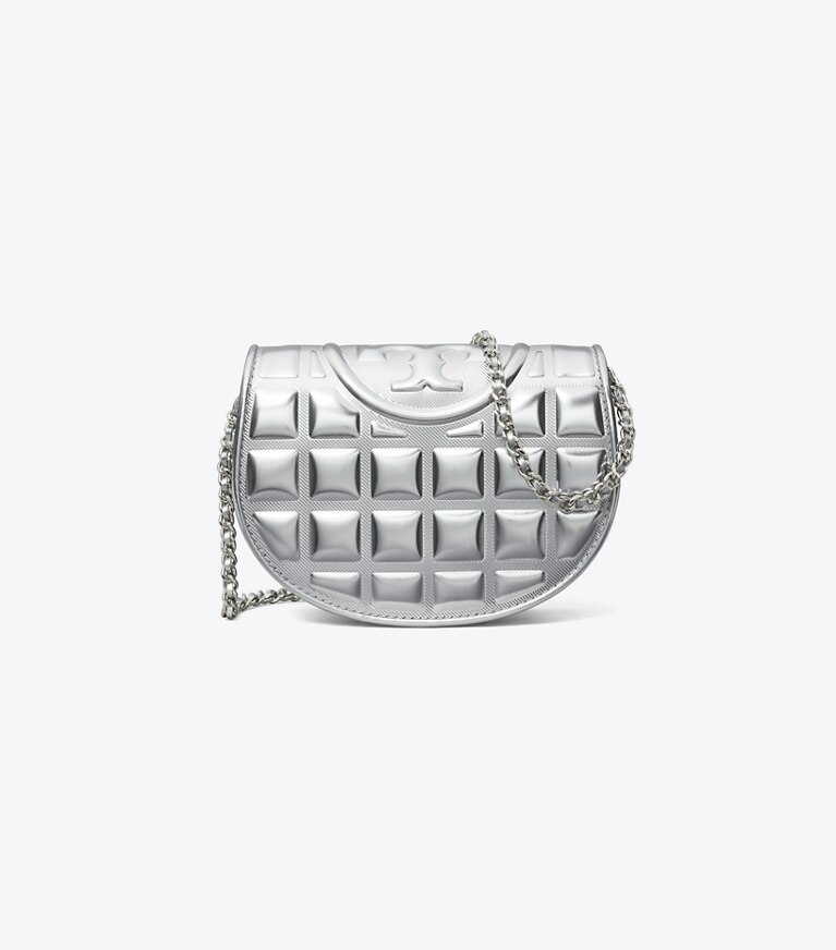 Tory Burch designer mini sacs Mini portefeuille chaîne Fleming en cuir métallisé à matelassage en carré in Silver angle