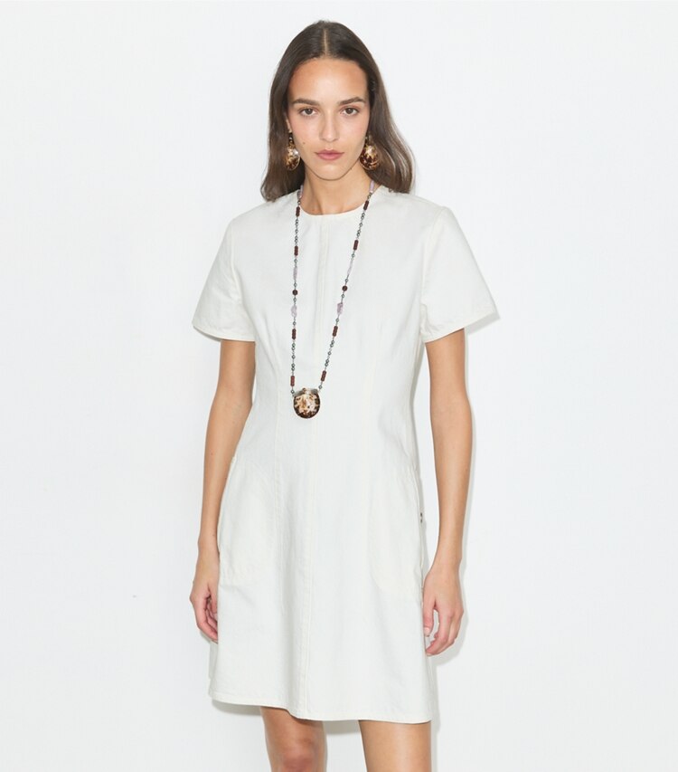 Tory Burch designer robes Mini-robe en denim dans White détail sur modèle
