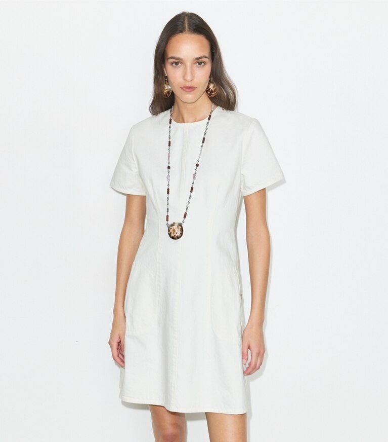 Tory Burch designer robes Mini-robe en denim dans White détail sur modèle