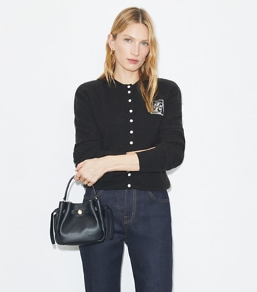 Tory Burch designer クロスボディバッグ ロミー ミニ バケットバッグ in Black accessory on model