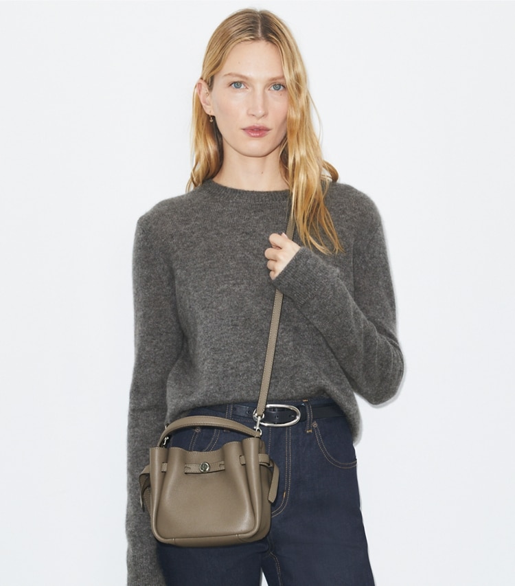 Tory Burch designer クロスボディバッグ ロミー ミニ バケットバッグ in Wild Mushroom accessory on model