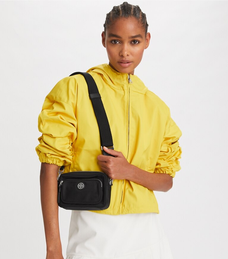 Tory Burch designer sacs à bandoulière Mini sac à bandoulière en nylon in Black angle
