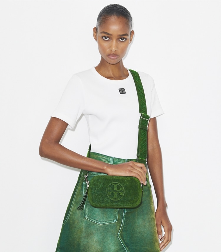 Tory Burch designer sacs à bandoulière Mini sac à bandoulière Miller en denim de coton floqué in Emerald accessory on model