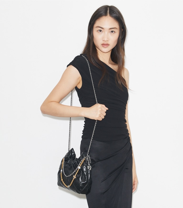 Tory Burch designer sacs à bandoulière Mini sac à cordon de serrage Fleming en cuir souple craquelé in Black angle