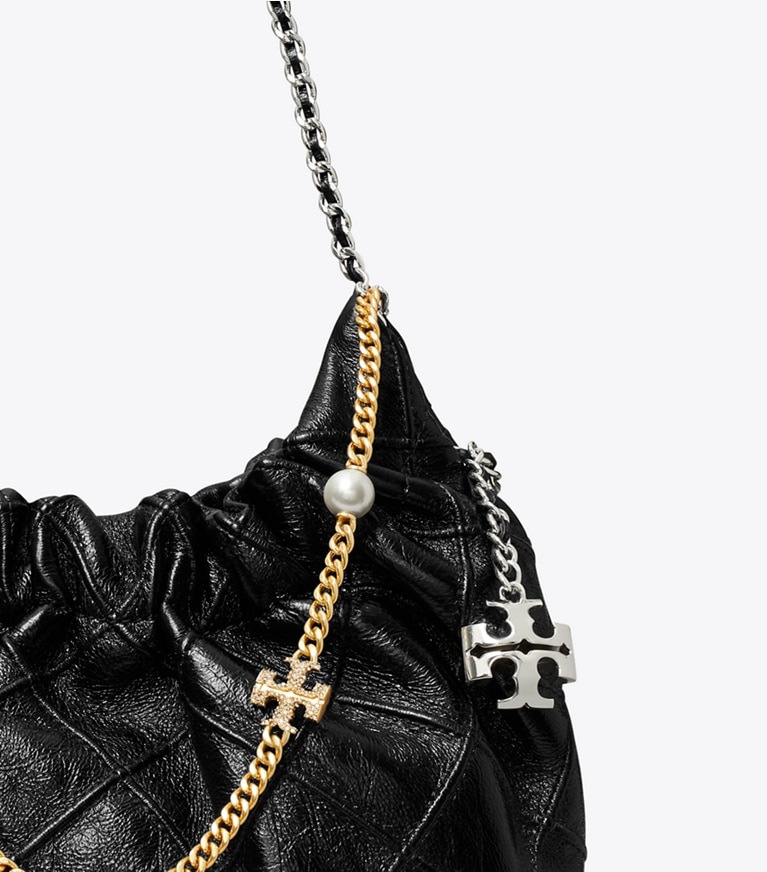 Tory Burch designer sacs à bandoulière Mini sac à cordon de serrage Fleming en cuir souple craquelé in Black angle