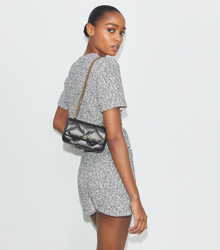 Tory Burch designer sacs à bandoulière Mini sac à rabat Kira à matelassage losange in Black accessory on model
