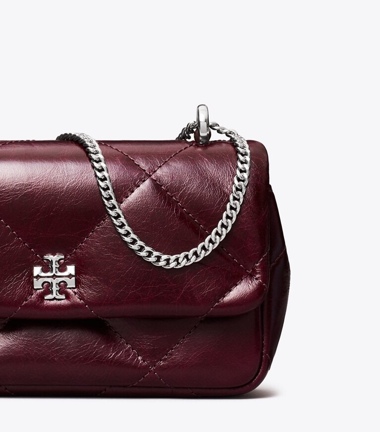 Tory Burch designer sacs à bandoulière Mini sac à rabat Kira matelassé effet vieilli dans Dark Carmine détails