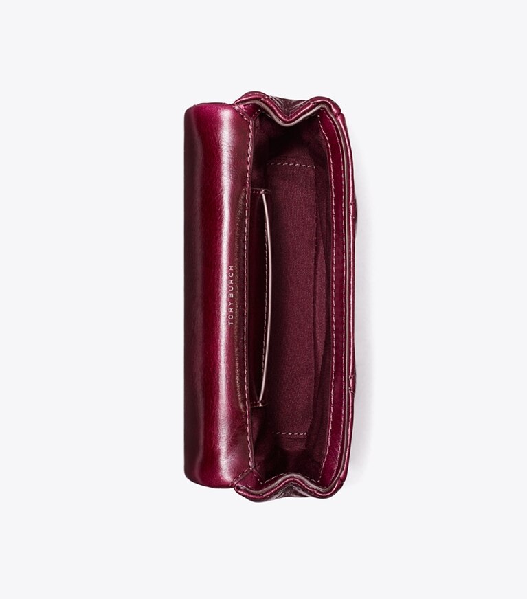 Tory Burch designer sacs à bandoulière Mini sac à rabat Kira matelassé effet vieilli dans Dark Carmine vue du dessus