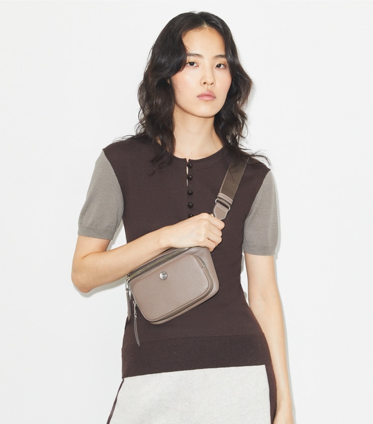 Tory Burch designer sacs banane Mini sac banane grainé in Wild Mushroom accessory on model