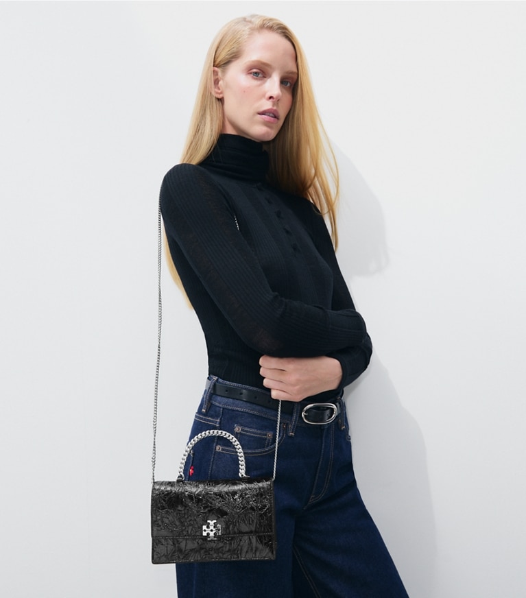 Tory Burch designer sacs à bandoulière Mini sac bandoulière Charlie effet vieilli avec anse in BLACK accessory on model