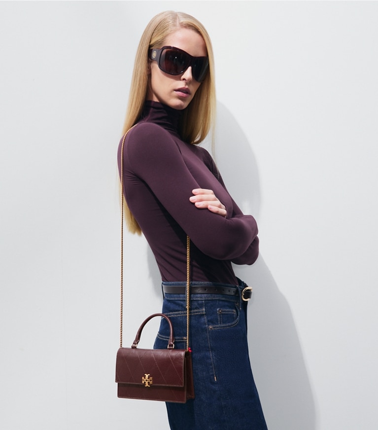 Tory Burch designer sacs à bandoulière Mini sac bandoulière Charlie matelassé avec anse in Vintage Bordeaux additional on model