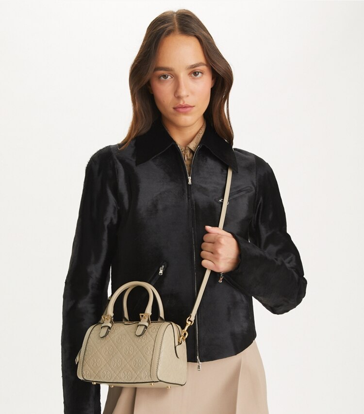 Tory Burch designer sacs à bandoulière Mini sac Barrel en cuir embossé T Monogram in Fresh Clay accessory on model