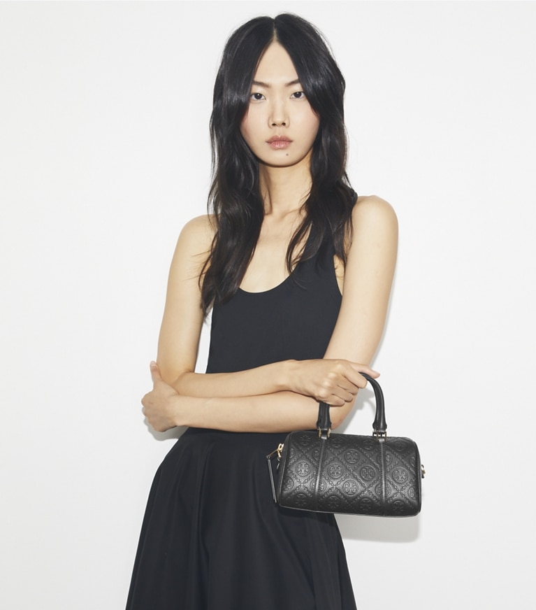 Tory Burch designer sacs à bandoulière Mini sac Barrel T Monogram en cuir grainé in Black angle