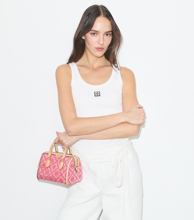 Tory Burch designer sacs à bandoulière Mini sac Barrel T Monogram en denim in Brilliant Red accessory on model