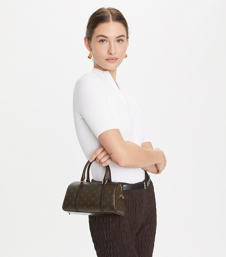 Tory Burch designer sacs à bandoulière Mini sac Barrel T Monogram en toile enduite in French Press accessory on model