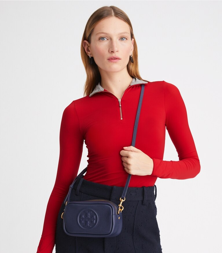 Tory Burch designer sacs à bandoulière Mini sac bombé Perry in Royal Navy accessory on model