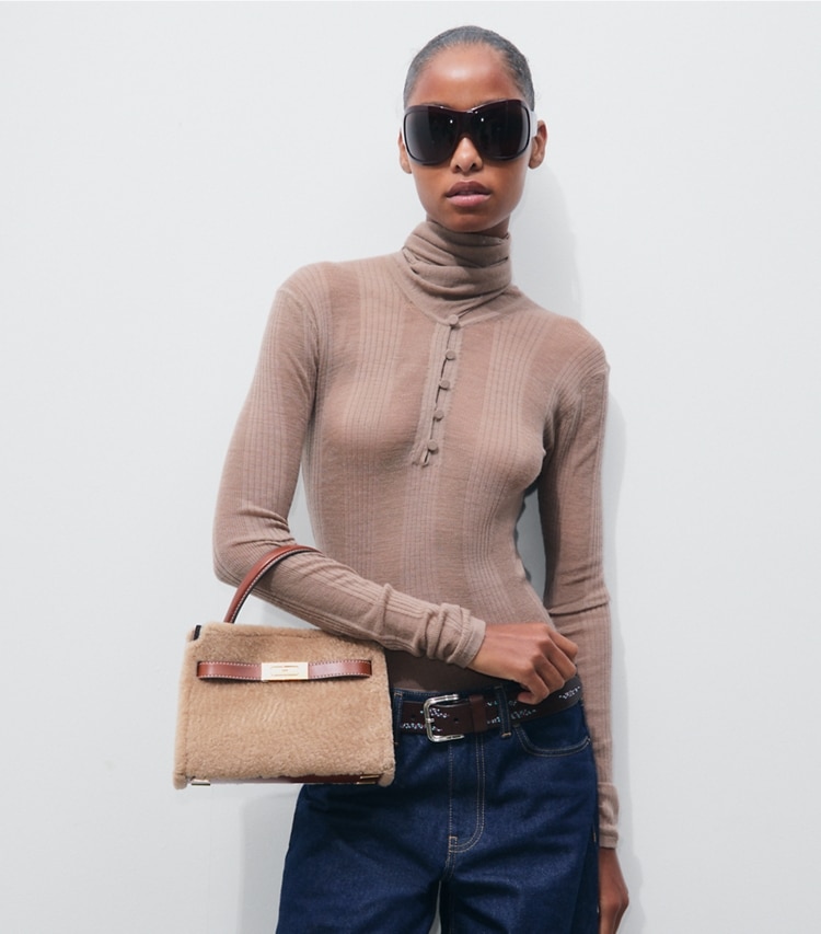 Tory Burch designer sacs à bandoulière Mini sac double Lee Radziwill en shearling in Teddy accessory on model