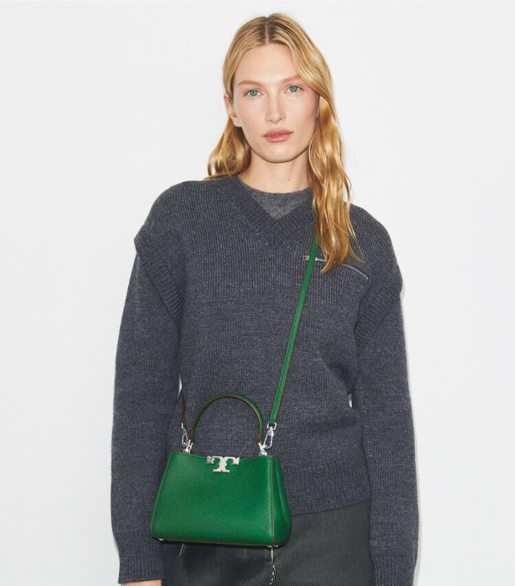 Tory Burch designer sacs à bandoulière Mini Sac Eleanor en cuir souple in Dark Kale accessory on model