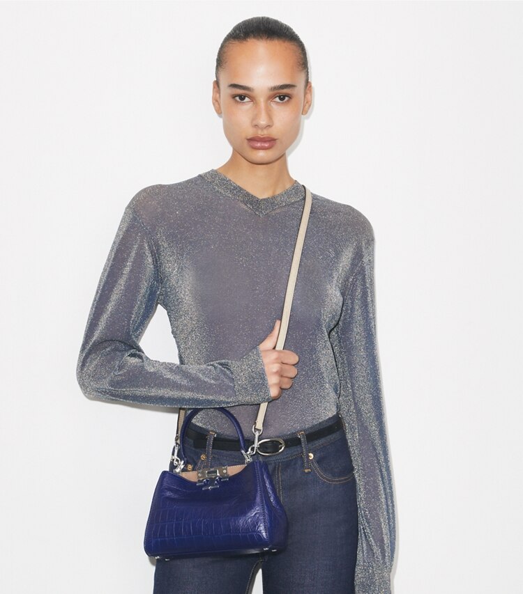 Tory Burch designer sacs à bandoulière Mini sac Eleanor en cuir souple embossé effet croco in Ballpoint Blue additional on model