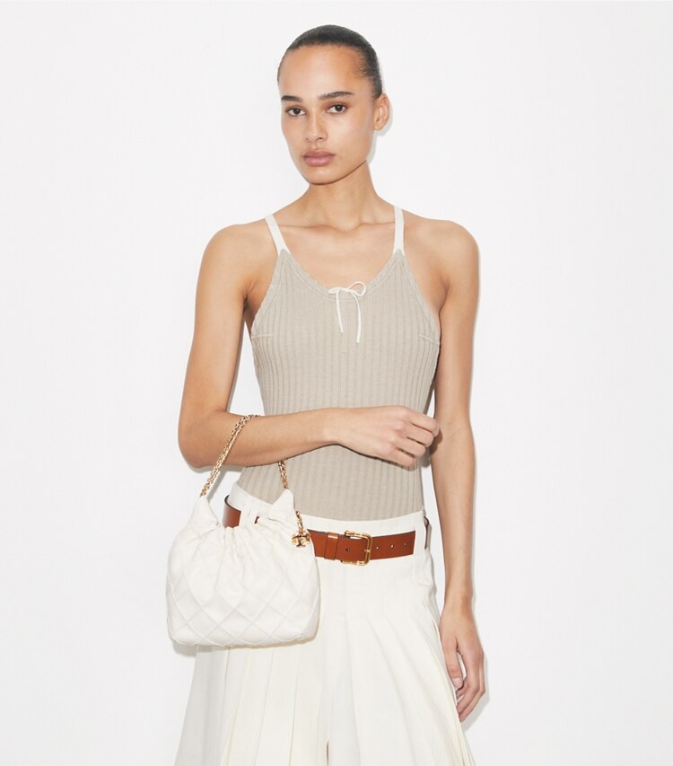 Tory Burch designer sacs à bandoulière Mini sac Fleming à cordon de serrage in Light Cream additional on model