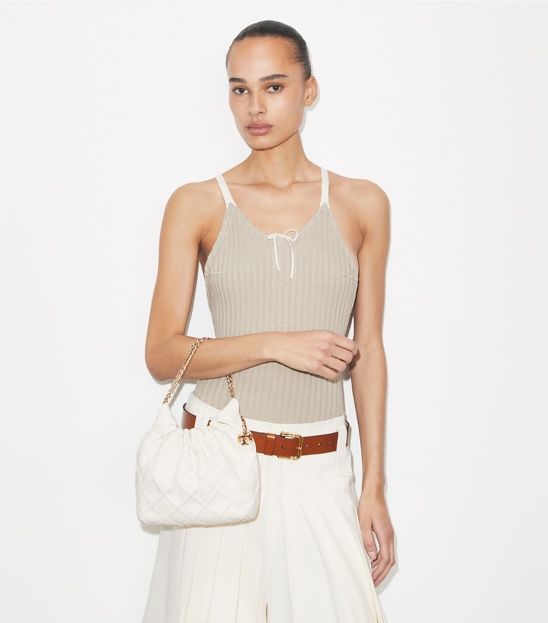Tory Burch designer sacs à bandoulière Mini sac Fleming à cordon de serrage in Light Cream additional on model