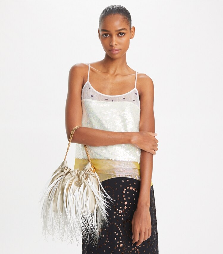 Tory Burch designer sacs à bandoulière Mini sac Fleming à cordon de serrage et plumes in Stone additional on model